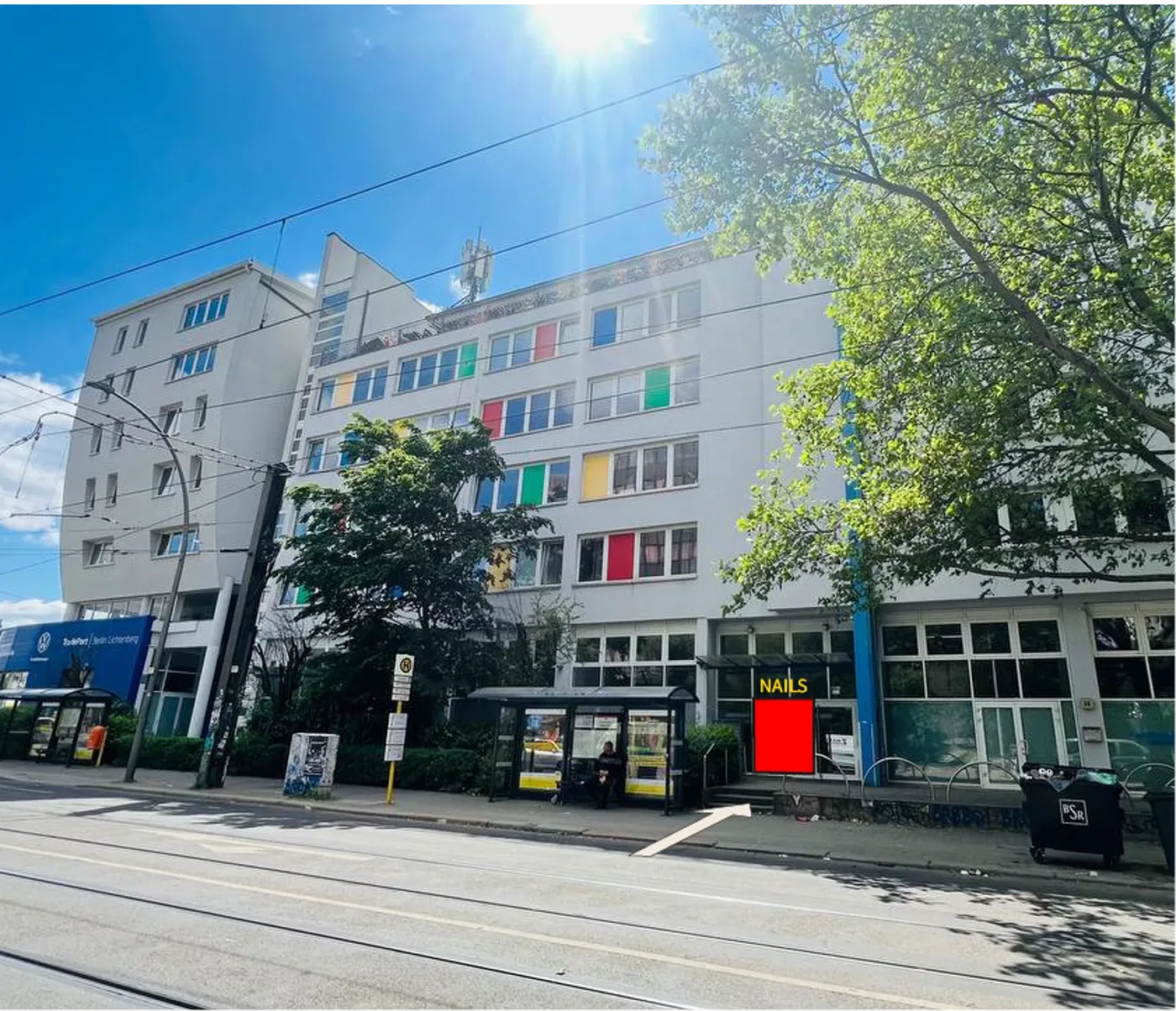 Das Haus in der Herzbergstraße 56–59 mit dem Studio im Erdgeschoss